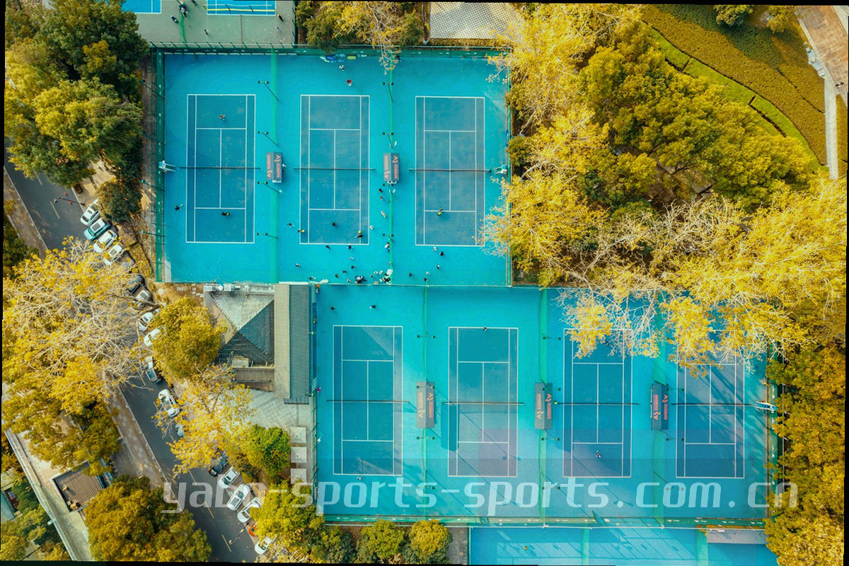 由网格刻度与等高线构成的抽象城市地图纹理，用电子青与苔绿描边勾出街区走向